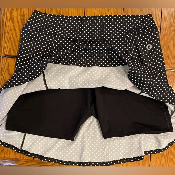 NWOT dona jo women’s ultimate skirt/skort,black polka dot color,size 3 XL